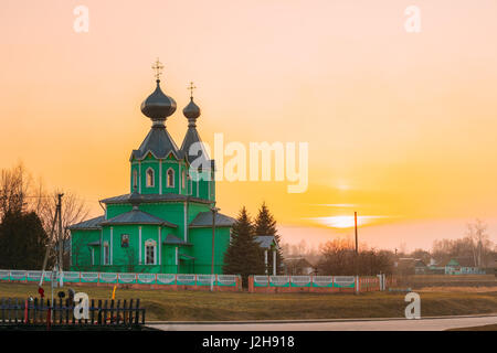 Madera antigua iglesia ortodoxa de la Santísima Trinidad en la luz del atardecer en la aldea Krupets Dobrush, distrito, región de Gomel, Bielorrusia Foto de stock