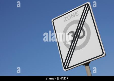 Señal de carretera neerlandés: final de una zona de 30 km/h Foto de stock