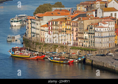 Río Duero y el centro histórico de Ribeira, Porto, Patrimonio Mundial de la Unesco, Portugal, Europa Foto de stock