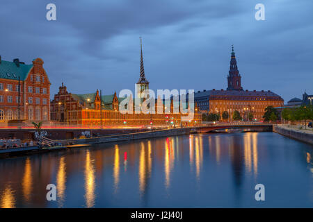 Vista nocturna de Christiansborg Palace y Slotsholmen sobre el canal en Copenhague, Dinamarca.