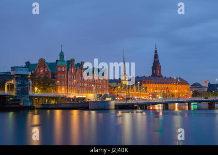 Vista nocturna de Christiansborg Palace y Slotsholmen sobre el canal en Copenhague, Dinamarca.