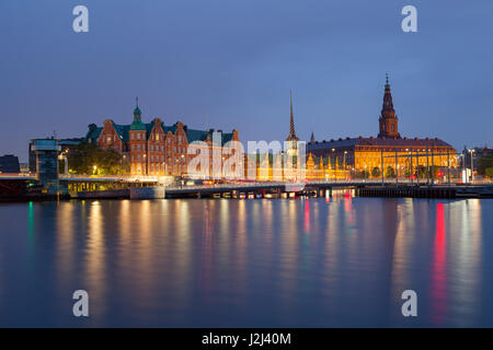 Vista nocturna de Christiansborg Palace y Slotsholmen sobre el canal en Copenhague, Dinamarca.