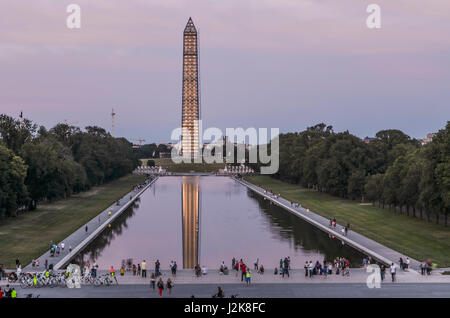 Washington, DC, Estados Unidos de América - agosto 15, 2013: el Monumento a Washington, el Lincoln Memorial y gente por la piscina reflectante y el National Mall con la construcción durante