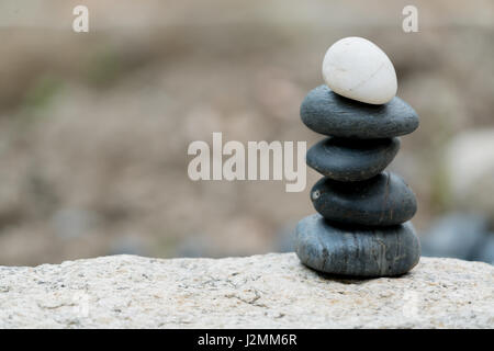 Los diferentes siempre sobresaliente y poner en la parte superior, el ZEN Stone, el equilibrio, la roca, concepto pacífica Foto de stock