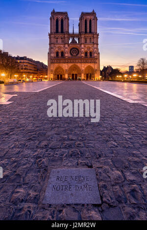 Catedral de Notre Dame al amanecer. Ile de la Cite, Parvis Notre Dame (Place Jean-Paul II), 4th Arrondissement, París, Francia Foto de stock