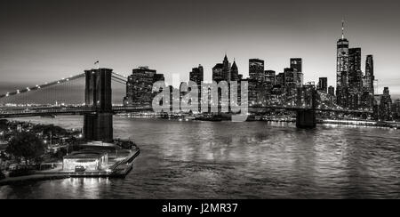 Puente de Brooklyn y Manhattan, rascacielos en la penumbra en blanco y negro. La Ciudad de Nueva York