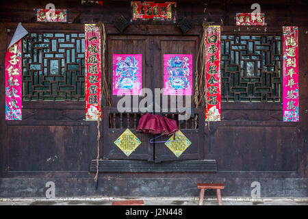 Gejia Matang, una aldea en Guizhou, China. Entrada a la Casa de Aldea con el Festival de Primavera (Año Nuevo) se desplaza. Foto de stock