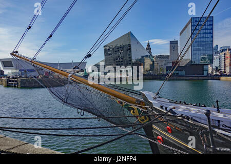 Vista a través de Canning Dock, Liverpool, con antiguas velero en primer plano. Foto de stock