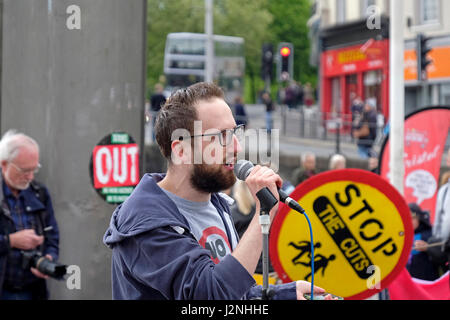 Bristol, Reino Unido. 29 de abril, 2017. En el periodo previo a las elecciones generales del Reino Unido el 8 de junio, los manifestantes protestan contra el actual gobierno conservador. La manifestación fue organizada por Bristol Asamblea Popular bajo el lema "Tories" para llamar a un número de reformas, entre ellas un fin a la austeridad, la construcción de viviendas, el aumento del gasto en el Servicio Nacional de Salud, y la creación de puestos de trabajo. Keith Ramsey/Alamy Live News Foto de stock