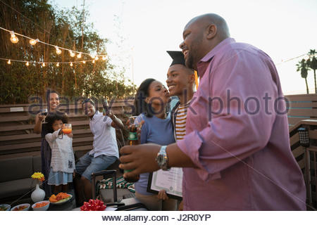 Los padres afroamericanos afectuoso celebrando hijo