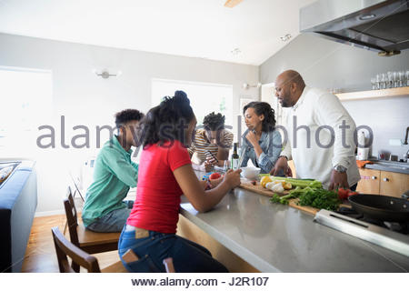 Familia Afroamericana cocinar en la cocina