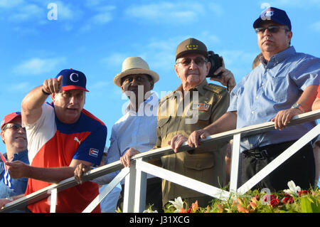 La Habana, Cuba. El 1 de mayo de 2017. El presidente cubano Raúl Castro (2R) asiste a un desfile para conmemorar el Día Internacional de Trabajadores, en la Plaza de la Revolución José Martí en La Habana, Cuba, el 1 de mayo de 2017. Crédito: Joaquín Hernández/Xinhua/Alamy Live News