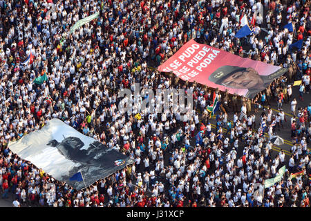 La Habana, Cuba. El 1 de mayo de 2017. Las personas participan en un desfile para conmemorar el Día Internacional de Trabajadores, en la Plaza de la Revolución José Martí en La Habana, Cuba, el 1 de mayo de 2017. Crédito: Joaquín Hernández/Xinhua/Alamy Live News