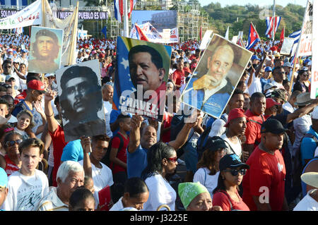 La Habana, Cuba. El 1 de mayo de 2017. Las personas participan en un desfile para conmemorar el Día Internacional de Trabajadores, en la Plaza de la Revolución José Martí, en La Habana, Cuba, el 1 de mayo de 2017. Crédito: Joaquín Hernández/Xinhua/Alamy Live News