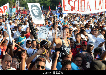 La Habana, Cuba. El 1 de mayo de 2017. Las personas participan en un desfile para conmemorar el Día Internacional de Trabajadores, en la Plaza de la Revolución José Martí, en La Habana, Cuba, el 1 de mayo de 2017. Crédito: Joaquín Hernández/Xinhua/Alamy Live News