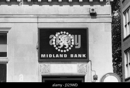 Los carteles fuera de una sucursal de la Midland Bank en Londres, Inglaterra, el 5 de agosto de 1989. Foto de stock