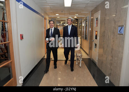 El Secretario de Estado de Estados Unidos, John Kerry, Secretario de Estado Adjunto Antonio "Tony" Blinken, y Ben camina por el pasillo mientras hacen sus rondas finales en el Departamento de Estado de Estados Unidos en Washington, D.C., el 17 de enero de 2017.