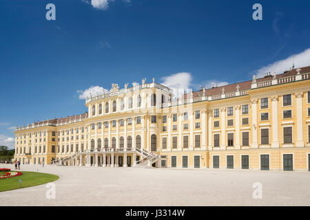 Viena, Austria, en Julio 4,2016: disparo Exterior del Palacio Schonbrunn, antigua residencia de verano imperial de los monarcas Habsburgo situado en Viena.