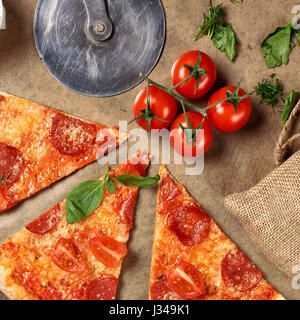 Pizza de pepperoni. Flatlay. Foto de stock