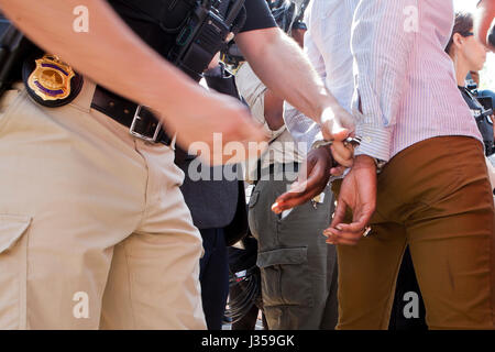 Mujer ser arrestados y esposados por la policía - EE.UU. Foto de stock