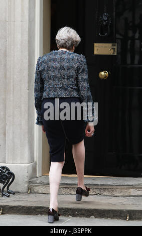 Londres, Reino Unido. 3 de mayo de 2017. El Primer Ministro Teresa se disuelve el Parlamento puede, Downing Street, Londres, Reino Unido. 3 de mayo de 2017. Crédito: Tejas Sandhu/Alamy Live News Foto de stock