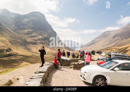 Glencoe, Escocia - turistas en las tres hermanas viewpoint, Highlands escocesas Foto de stock