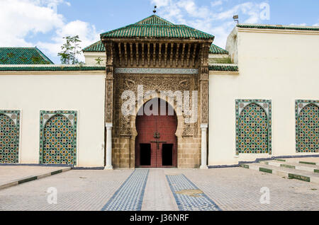 La entrada del mausoleo de Moulay Ismail en Meknes, Marruecos.Este lugar del Sultán Moulay Ismail es uno de los pocos sitios sagrados abiertos a los no musulmanes Foto de stock