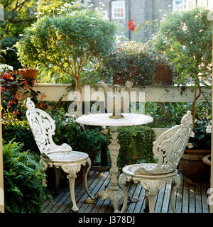 Mesa y sillas de jardín de atrás. Foto de stock