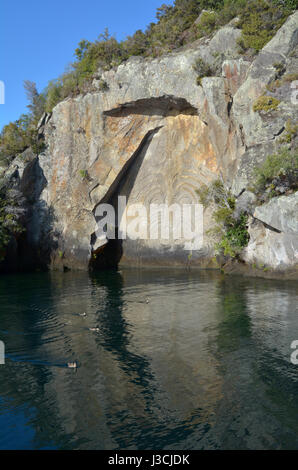 Los maoríes roca tallada en el Lago Taupo, en la Isla Norte de Nueva Zelanda