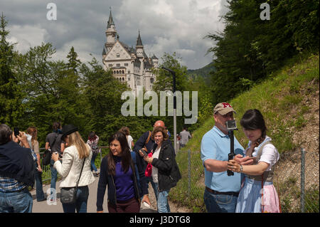 Alemania. Baviera. 2016. Los turistas en el castillo de Neuschwanstein Foto de stock