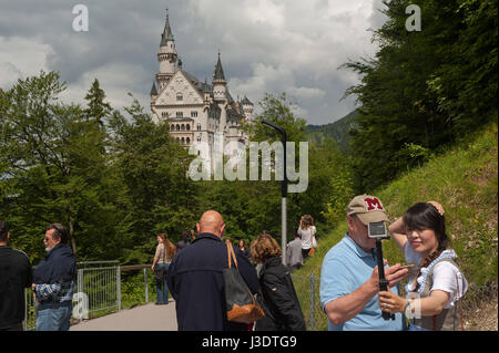 Alemania. Baviera. 2016. Los turistas en el castillo de Neuschwanstein Foto de stock