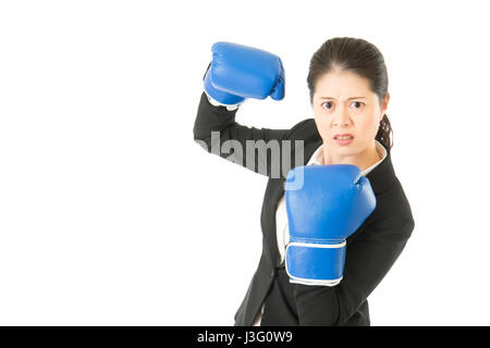 Determinada mujer fingiendo lucha ataque punch posar con guantes de boxeo. La empresaria vistiendo Guantes boxeo mostrando flexionando los músculos aislados en whi