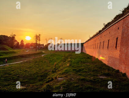 Polonia, Voivodato de Lublin, Zamosc, antiguas murallas de la ciudad al atardecer