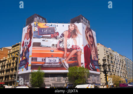 gigante para Tommy Hilfiger en Barcelona España ES EU Fotografía de stock - Alamy