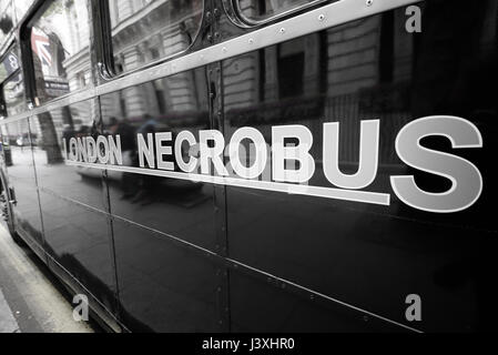 Londres autobuses Routemaster Necrobus operado por el fantasma Bus Tours Ltd. son usados en ghost tours de autobús en Londres. Espacio para copiar