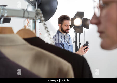 Fotógrafo profesional y estilista trabajando con modelo en estudio  fotográfico moderno Fotografía de stock - Alamy