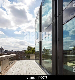 Perspectiva a lo largo de la planta superior con balcón vidriado. Chancery Lane, Londres, Reino Unido. Arquitecto: Bennetts Associates Architects, 2015. Foto de stock