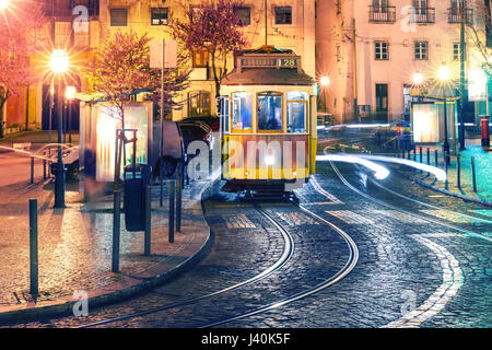 Amarillo 28 de tranvía por la noche en Alfama, Lisboa, Portugal Foto de stock