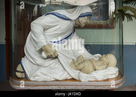La estatua de la Madre Teresa y un bebé. Orfanato, Madre Teresa de Calcuta, Bengala Occidental, India Foto de stock