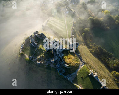Vista aérea del castillo Corfe al amanecer en una mañana de niebla