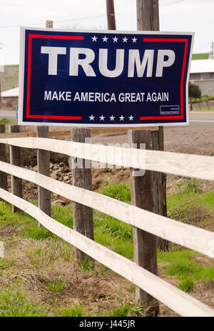 WALLA WALLA, WA/ESTADOS UNIDOS - Marzo 23: un residente local tiene una campaña cartel en apoyo a Donald Trump en marzo, 23, 2017. Foto de stock
