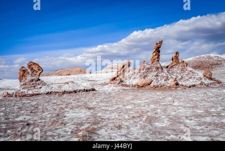 Las Tres Marías de rocas en el Valle de la Luna en San Pedro de Atacama, Chile Foto de stock