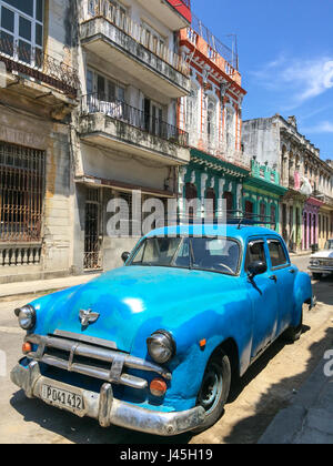 Vintage clásico coche americano en La Habana, Cuba