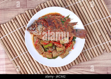 Recetas tailandesas : El Deep-fried de peces tilapia encabezó la berenjena  frita picante y ají molido Fotografía de stock - Alamy