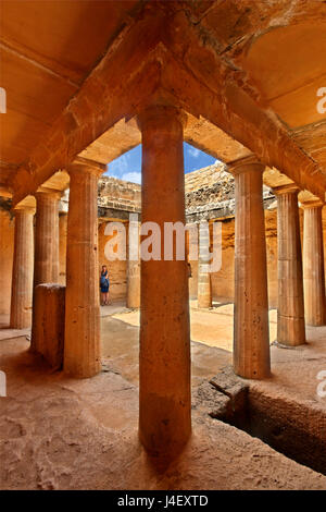 Dentro de la tumba 3, las tumbas de los Reyes (Patrimonio de la Humanidad de la UNESCO), en Paphos, Chipre. Paphos es una de las 2 capitales europeas de la cultura para 2017