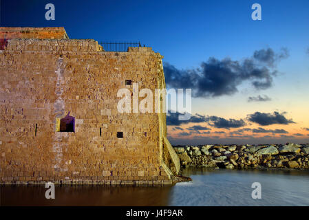 El castillo de Paphos, en la hora 'azul', Chipre.Paphos es una de las 2 capitales europeas de cullture para 2017. Foto de stock