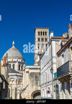 Catedral de San Pedro de Angulema construida en estilo románico - Francia, Charente Foto de stock
