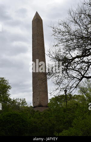 Obelisco Egipcio en el Central Park de pie glorioso. Es el más antiguo objeto artificial en el Parque Central, y el más antiguo monumento al aire libre en la Ciudad de Nueva York Foto de stock