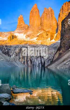 Laguna torres con las torres al amanecer, Parque Nacional Torres del Paine en la Patagonia, Chile