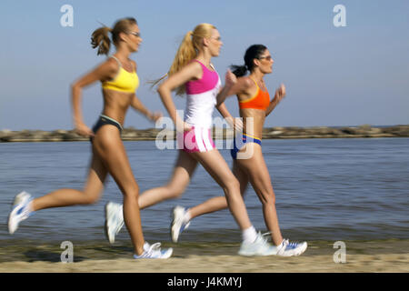 Mujer en ropa deportiva para correr en la arena